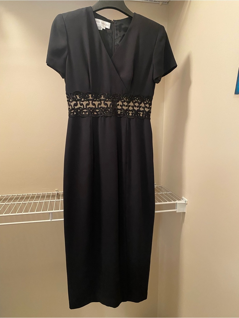 Vintage Maggy London Elegant Black V‑Neck Long Dress with Lace Waist Size 6